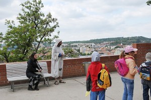 Děti přicházejí k Bartimaiovi, kde pro ně má svědectví skutečně slepá dívka
