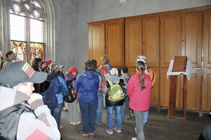 Apoštol Lukáš vítá děti v archivu katedrály, kam se turista běžně nedostane