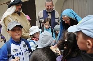 Maria dává dětem ochutnat chléb, který sama běžně pekla