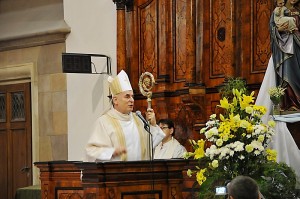 Otec biskup hovoří k přítomným dětem