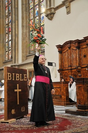 Otec biskup Mons. Vojtěch Cikrle se loučí a mává na pozdrav.