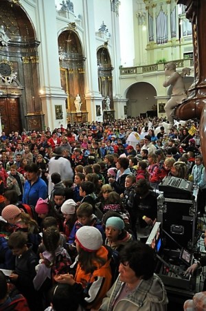 Poled do katedrály plné dětí